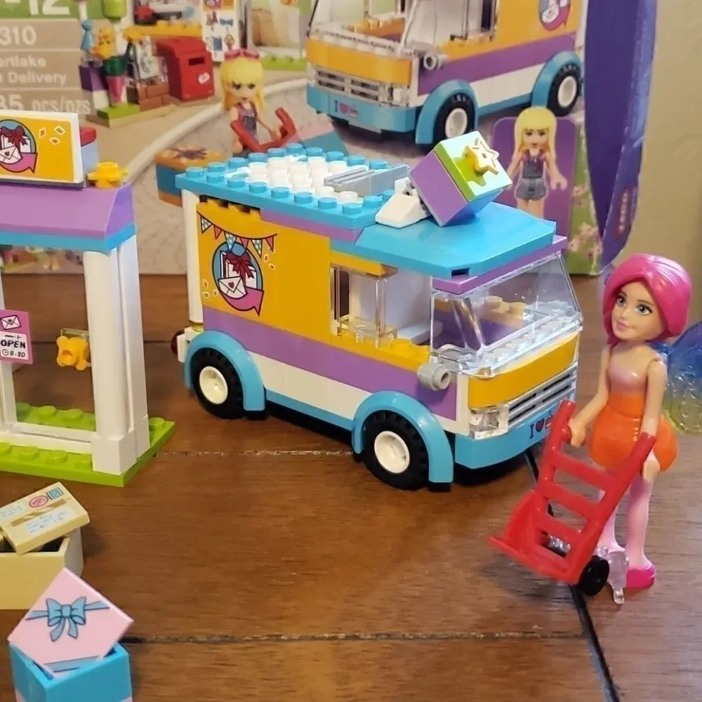 LEGO FRIENDS HEARTLAKE GIFT DELIVERY (RETIRED)